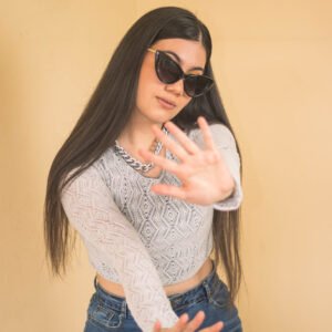 Buso corto tipo crop top en tela malla crochet.