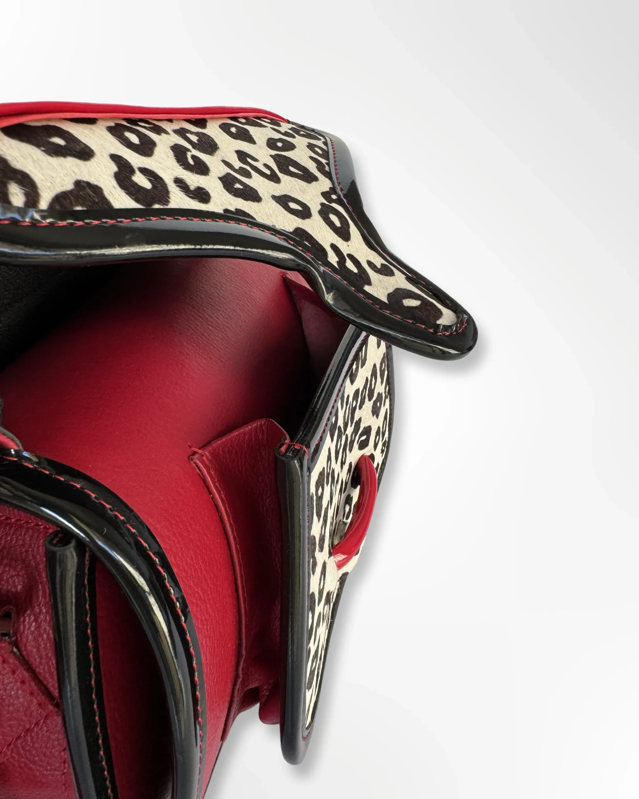 Cartera manos libres para dama tipo carriel en cuero Rendija rojo animal print - Imagen 4